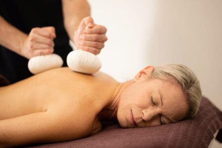 Kräuterstempelmassage